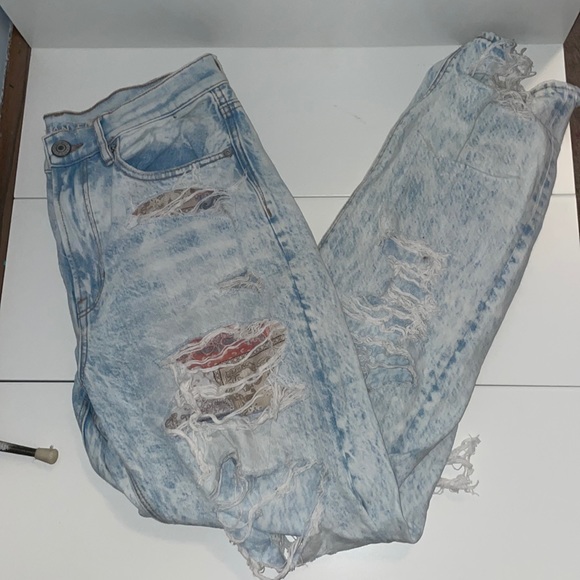 Light Wash Patched Ripped American Eagle 90’s Boyfriend Jeans - Picture 1 of 7